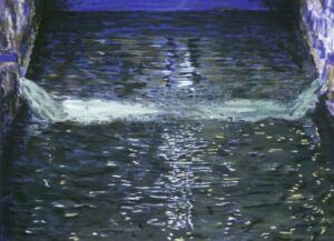 Pintura que representa laigua que flueix entre parets de pedra a la nit. Laigua reflecteix tons de blau i verd, creant un efecte brillant sota la llum de la lluna.