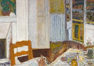 Una escena interior acollidora amb una cadira de fusta, una taula amb una tetera i tasses i una porta oberta que revela una visió duna escena de tardor a lexterior. Els colors càlids i la llum creen un ambient acollidor.