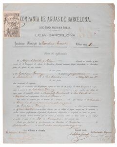 Un document històric de Compañía de Aguas de Barcelona amb text manuscrit, segell i signatures. Inclou lletres ornamentades i formals i està lleugerament envellit amb marques a les vores.
