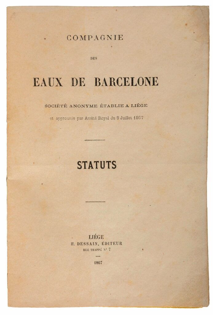 Documento antiguo titulado Compagnie des Eaux de Barcelone de 1867, impreso en Lieja, en el que se detallan sus estatutos. El texto está en francés y el papel presenta un desgaste visible.