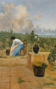 Una dona cuida una vinya, asseguda en una cadira de fusta. Porta una brusa blanca i una faldilla blava. El fons mostra vinyes, dues persones treballant, una església llunyana i un mar sota un cel ennuvolat. En primer pla hi ha un càntir negre i plantes en test.