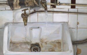 Una pintura detallada duna pica de porcellana blanca amb dues aixetes de llautó, totes dues amb aigua corrent. El fons mostra parets enrajolats amb algunes canonades i escultures. Lescena té una sensació vintage.