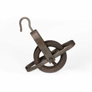 Una politja de metall d'acció manual vista de perfil. A la part superior té un ganxo.